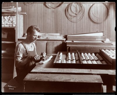 Hombre trabajando en la fábrica de pianos Hardman, Peck y Co., Nueva York, 1907 de Byron Company