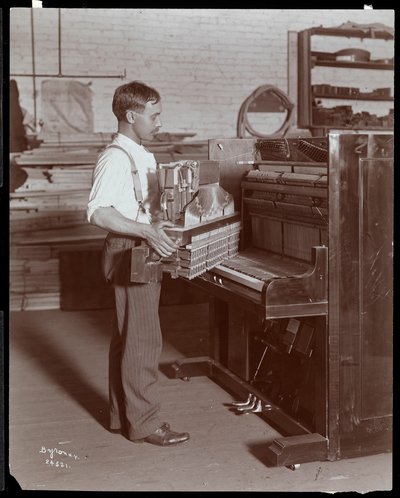 Hombre trabajando en la fábrica de pianos Hardman, Peck y Co., Nueva York, 1907 de Byron Company