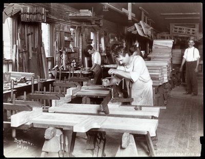 Hombres trabajando en la fábrica de pianos Hardman, Peck y Co., Nueva York, 1907 (impresión de gelatina de plata) de Byron Company