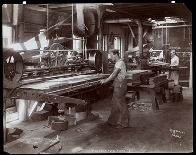 Hombres trabajando en la fábrica de pianos Hardman, Peck y Co., Nueva York, 1907 de Byron Company