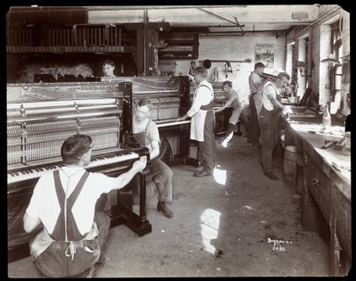 Hombres trabajando en la fábrica de pianos Hardman, Peck y Co., Nueva York, 1907 de Byron Company