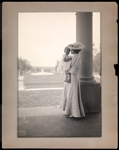 Sra. Clarence Mackay y su hijo en el pórtico de Harbor Hill, Long Island 1898-1910 de Byron Company