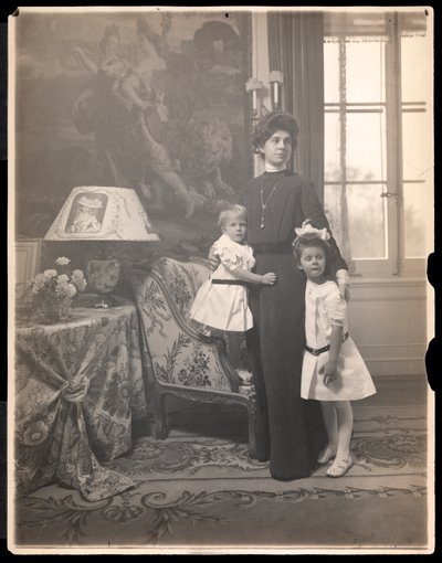 Sra. Clarence Mackay con sus hijos en Harbor Hill, Long Island, c.1905 de Byron Company