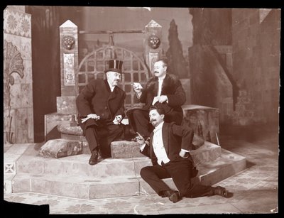Oscar Hammerstein y dos más en la Ópera de Manhattan, c.1905 (impresión de gelatina de plata) de Byron Company