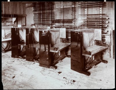 Pianos en construcción en la fábrica Hardman, Peck y Co., Nueva York, 1907 de Byron Company