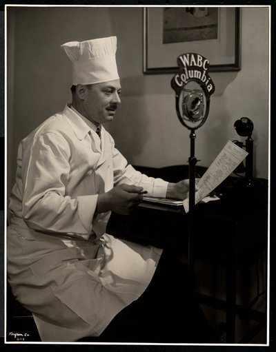 Retrato del Chef Maurice Hervieux en el micrófono en el Hotel Commodore, 1930 de Byron Company