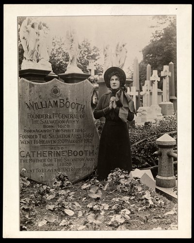 Retrato de Eva Booth en la tumba de su padre, el General William Booth, c.1915 de Byron Company