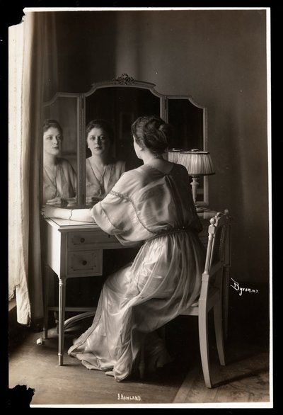 Retrato de Jobyna Howland sentada en su tocador, 1908-9 de Byron Company