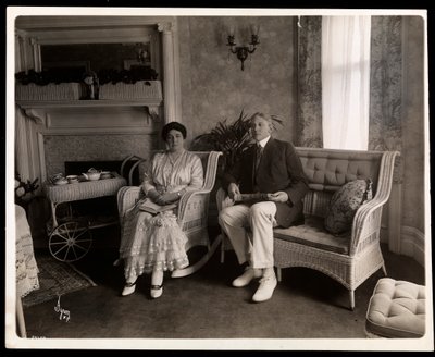 Retrato del Sr. y la Sra. Howard sentados en una sala de estar en su casa en 200 5th Avenue, Nueva York, 1916-6 de Byron Company
