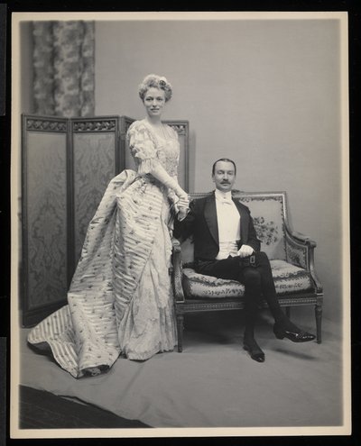 Retrato de un hombre y una mujer no identificados en el baile de James Hazen Hyde, Nueva York, 31 de enero de 1905 de Byron Company