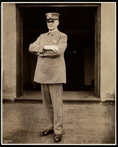 Retrato del policía más alto en el Hotel Commodore, 1922 de Byron Company