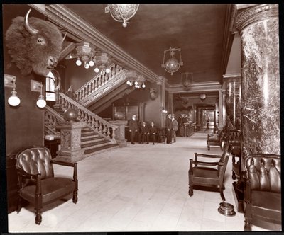 Escalera y vestíbulo en el Park Avenue Hotel, 1901 o 1902 de Byron Company