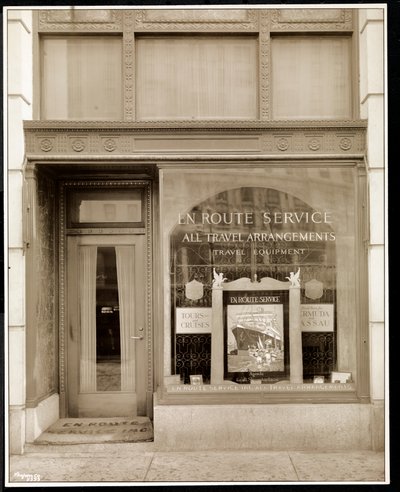 Fachada de En Route Service, Inc., en el Hotel Savoy Plaza, Calle 59 y Quinta Avenida, Nueva York, 1928 de Byron Company