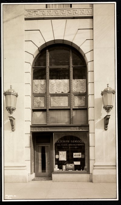 Fachada de En Route Service, Inc., en el Savoy Plaza Hotel, 59th Street y 5th Avenue, Nueva York, 1928 de Byron Company