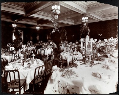 Mesas preparadas para el banquete del Electric Club en el Hotel Delmonico, 1902 de Byron Company
