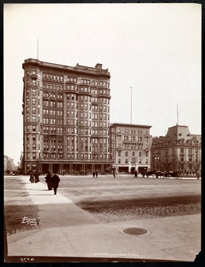 El Hotel Savoy en la calle 59 y la 5ª Avenida, vista desde la entrada al Central Park, Nueva York, 1898 de Byron Company