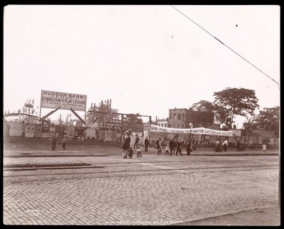 El parque infantil y gimnasio del Banco Hudson, Calle 53 y Avenida 11, Nueva York, 1898 de Byron Company