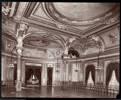 El salón de baile en el Hotel Savoy, c.1895-96 de Byron Company