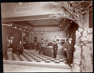 El vestíbulo y la recepción del Hotel Victoria, 1900 o 1901 de Byron Company