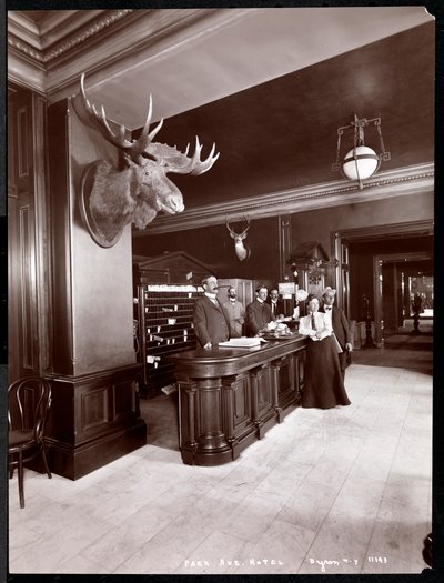 El vestíbulo y la recepción del Hotel Park Avenue, 1901 o 1902 de Byron Company
