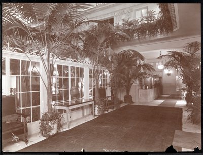 El vestíbulo y la recepción del Hotel Ritz-Carlton, c.1910-11 de Byron Company