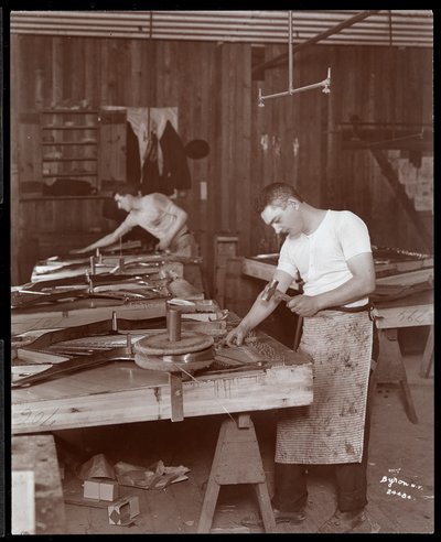 Dos hombres trabajando en la fábrica de Harrington Piano Co., 1907 de Byron Company