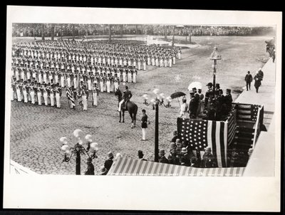 Vista de la princesa Eulalia de España revisando el desfile del 7º Regimiento en la Celebración de Colón en el Hotel Savoy, Nueva York, 1899 de Byron Company