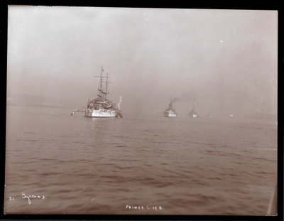 Vista de una caravana de buques de guerra de EE. UU. en el río Hudson en la niebla durante la visita del príncipe Luis de Battenberg, 1905 de Byron Company