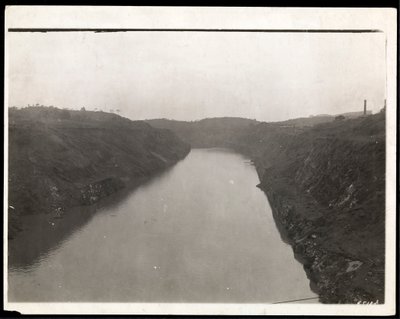 Vista de una porción recién excavada del Canal de Panamá durante la construcción, 1912 o 1913 de Byron Company