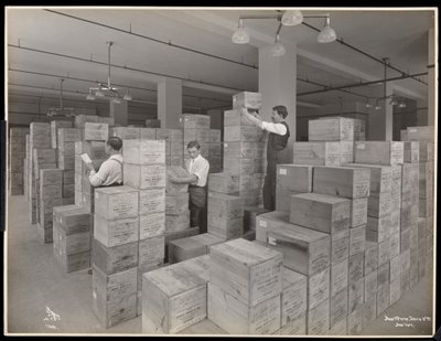 Vista de hombres en la sala de envíos en Parke, Davis y Co., químicos, Hudson y Vestry Streets, Nueva York, 1910 de Byron Company