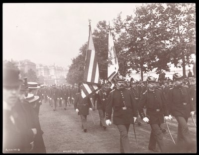 Vista de la Artillería Antigua de Boston marchando en un desfile en Londres, Inglaterra, 1897 de Byron Company