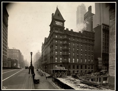 Vista del Hotel Murray Hill, Park Avenue y la calle 40, Nueva York, desde el viaducto de Park Avenue, 1931 de Byron Company