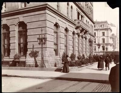 Vista del Hotel Waldorf Astoria y la residencia de J. J. Astor a lo largo de la 5ª Avenida en las calles 33 y 34, Nueva York, 1895 de Byron Company