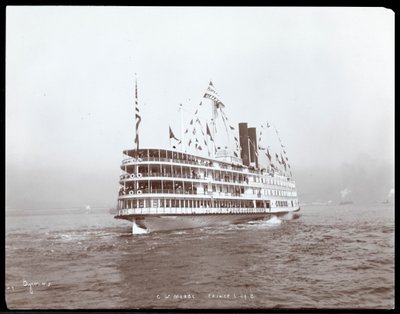 Vista del barco de vapor C.W. Morse, presumiblemente en el río Hudson cerca de West Point durante la visita del Príncipe Luis de Battenberg, 1905 de Byron Company