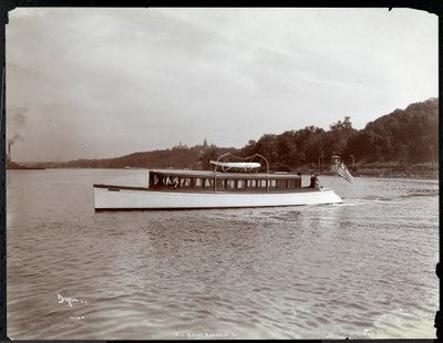 Vista del yate Delicia del New York Yacht, Launch und Engine Co. en el río Hudson cerca de Morris Heights, Nueva York, 1903 de Byron Company