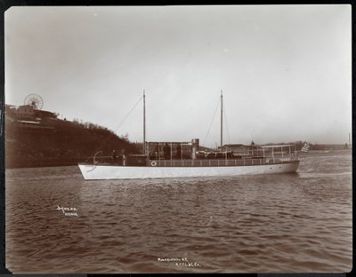 Vista del yate Mousquetaire de la New York Yacht, Launch und Engine Co. en el río Harlem, Nueva York, 1905 de Byron Company