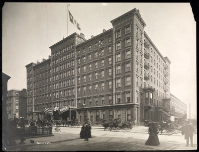 Hotel Windsor en la 5ª Avenida desde las calles 46 a 47, Nueva York, 1898 de Byron Company