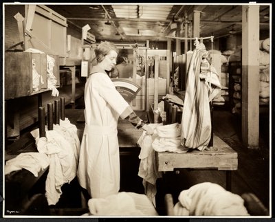 Mujeres etiquetando bolsas de lavandería en Carolyn Laundry en 111 ast 128th Street, East Harlem, Nueva York, 1928 de Byron Company