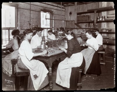 Mujeres trabajando en la fábrica de pianos Hardman, Peck y Co., Nueva York de Byron Company