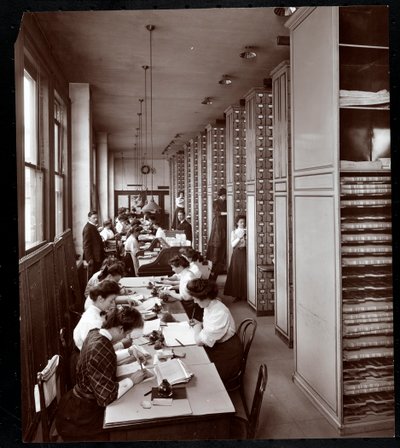 Mujeres trabajando en una sala de archivos, bajo supervisión masculina, en la Metropolitan Life Insurance Co. en la calle 23 y la avenida Madison, Nueva York, 1907 de Byron Company