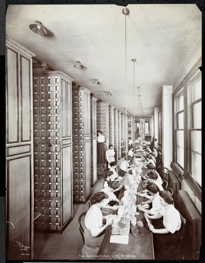 Mujeres trabajando en una sala de archivos, bajo supervisión masculina, en la Metropolitan Life Insurance Co. en la calle 23 y la avenida Madison, 1907 de Byron Company