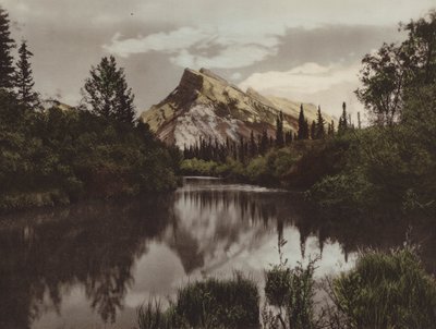 Monte Rundle, Banff, Alt 9,665 Feet (foto en color) de Byron Hill Harmon