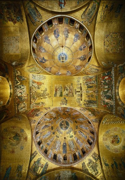 Arquitectura bizantina: vista de las cúpulas con mosaicos sobre un fondo dorado (estilo románico y bizantino) que ilustran el Pentecostés (1250-1300) y la Ascensión (principios del siglo XIII). Basílica de San Marcos, Venecia de Byzantine