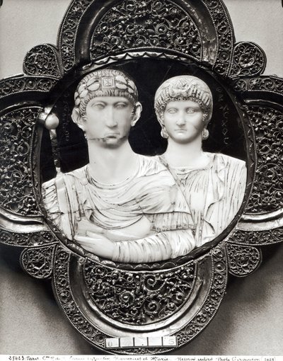 Camafeo que representa al Emperador Honorio (395-423) y su esposa, María (marfil y metal) de Byzantine