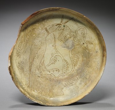 Plato hondo con halcón, conejo y follaje, 1100s de Byzantine