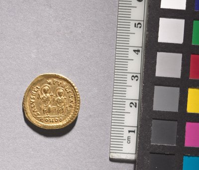 Sólido de Teodosio II y Valentiniano III (reverso), 408-425 de Byzantine