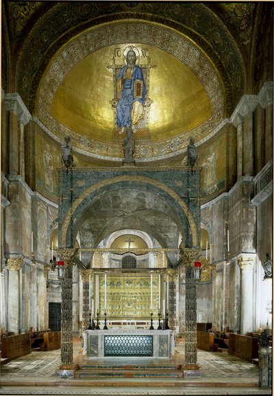 Arquitectura bizantina: el presbiterio. El altar mayor, el ciborio con columnas de alabastro (entre los siglos V y XIII), los capiteles (siglo XII) y la Pala d