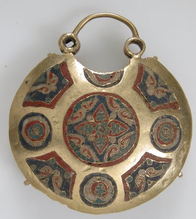 Colgante de templo con dos pájaros flanqueando un Árbol de la Vida (frente) y motivos geométricos y vegetales (detrás), Rus de Kiev de Byzantine Byzantine
