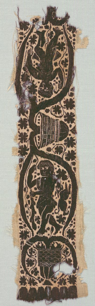 Raro fragmento de túnica de seda con banda ornamental en la manga, 400s-500s (tejido liso, seda, tejido de tapiz con envoltura de trama suplementaria, lino sin teñir, lana teñida, seda) de Byzantine Period Egyptian