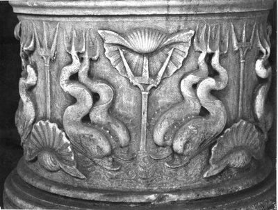 Base de una fuente de agua bendita, tallada con delfines, Basílica de San Marcos de Byzantine School